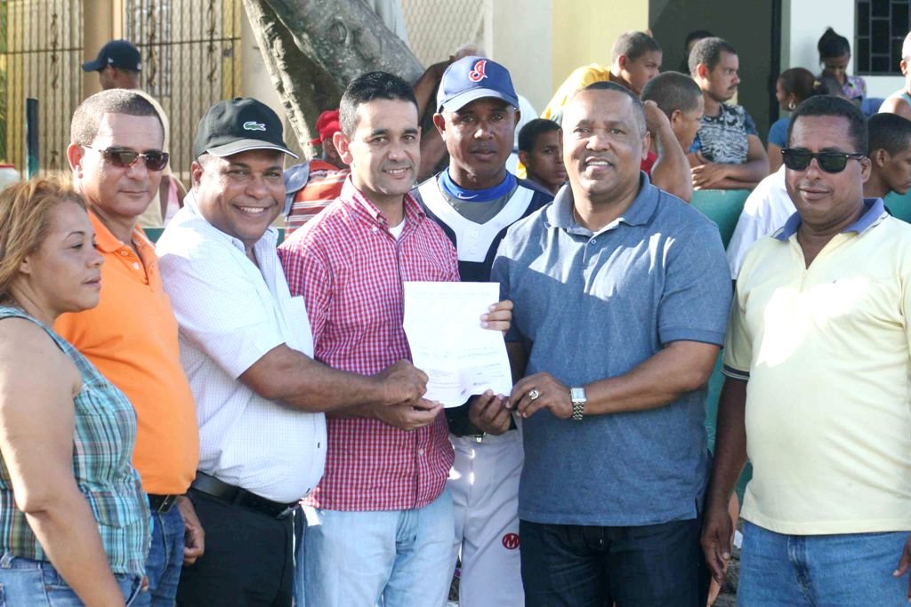 Ángelo de La Cruz ejecutivo de Falcondo Xstrata Níke entrega el cheque a Tito Pereyra, Juan Núñez y otros directivos para el aporte a los Indios de La Vega